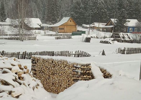 В клубе Всеволодо-Благодатского благодарят Степана Шкрабо за помощь в колке дров