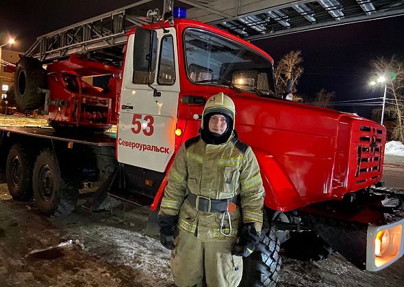 В Североуральске сотрудники МЧС помогли снять кота с дерева. Человеческое им спасибо!