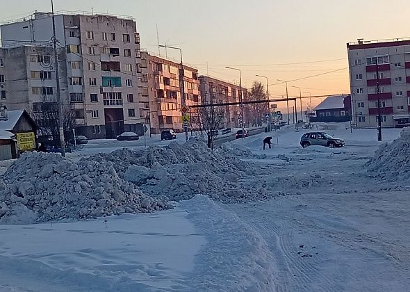 Снег складируют на пятачке по Павла Баянова. Весной он поплывет на Красноармейскую, размоет дорогу