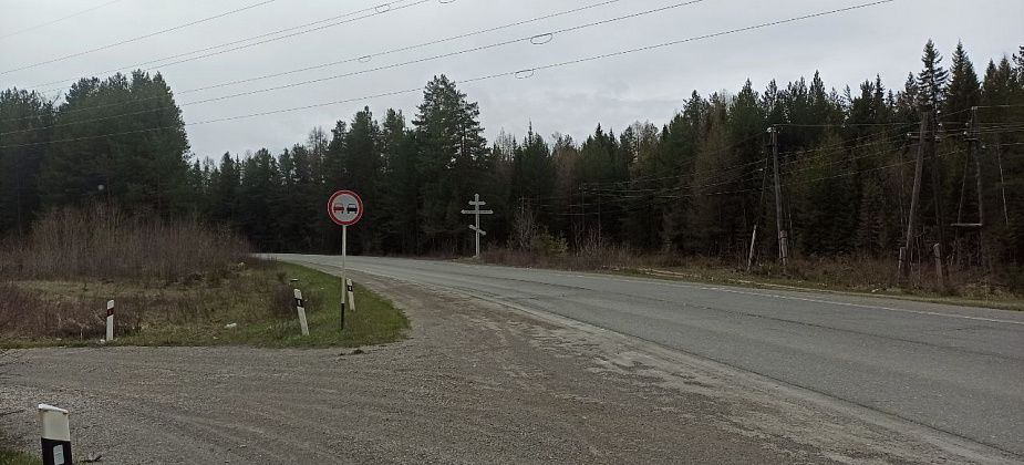 Бокситский автобус у дач не остановился. За такси от своротки на кладбище взяли 250 рублей