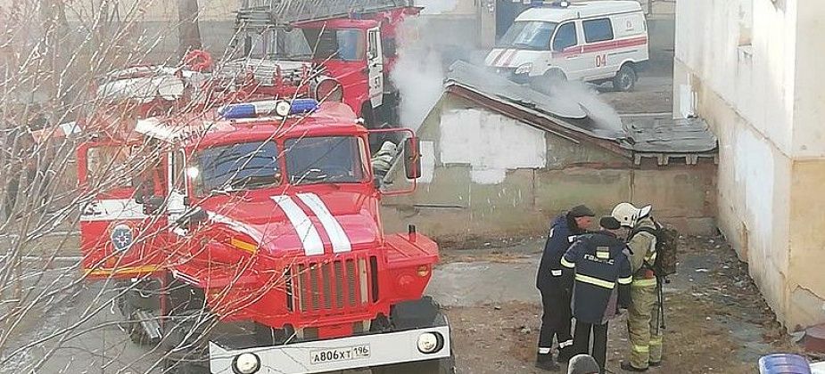 Пожарные эвакуировали семь человек во время пожара в Североуральске