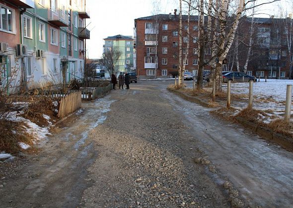 На бульваре темень, скользко, двор разбит, за тепло переплачиваем. Куда звонить?