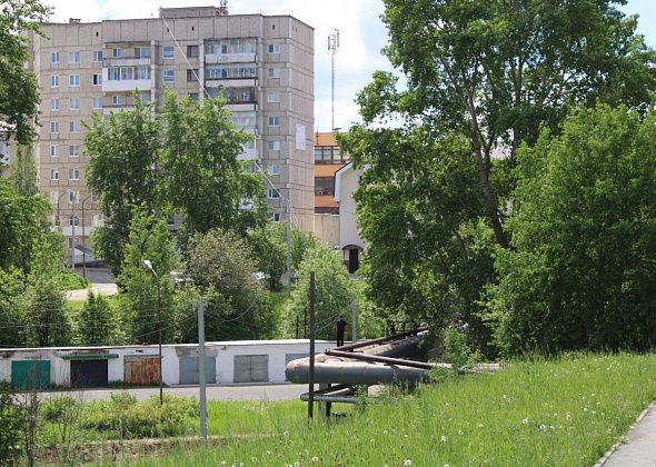 Фотофакт. На самокате - по трубе над Сарайной. Не дай Бог упадут