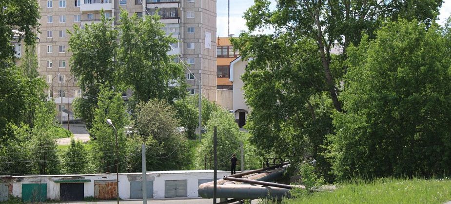 Фотофакт. На самокате - по трубе над Сарайной. Не дай Бог упадут